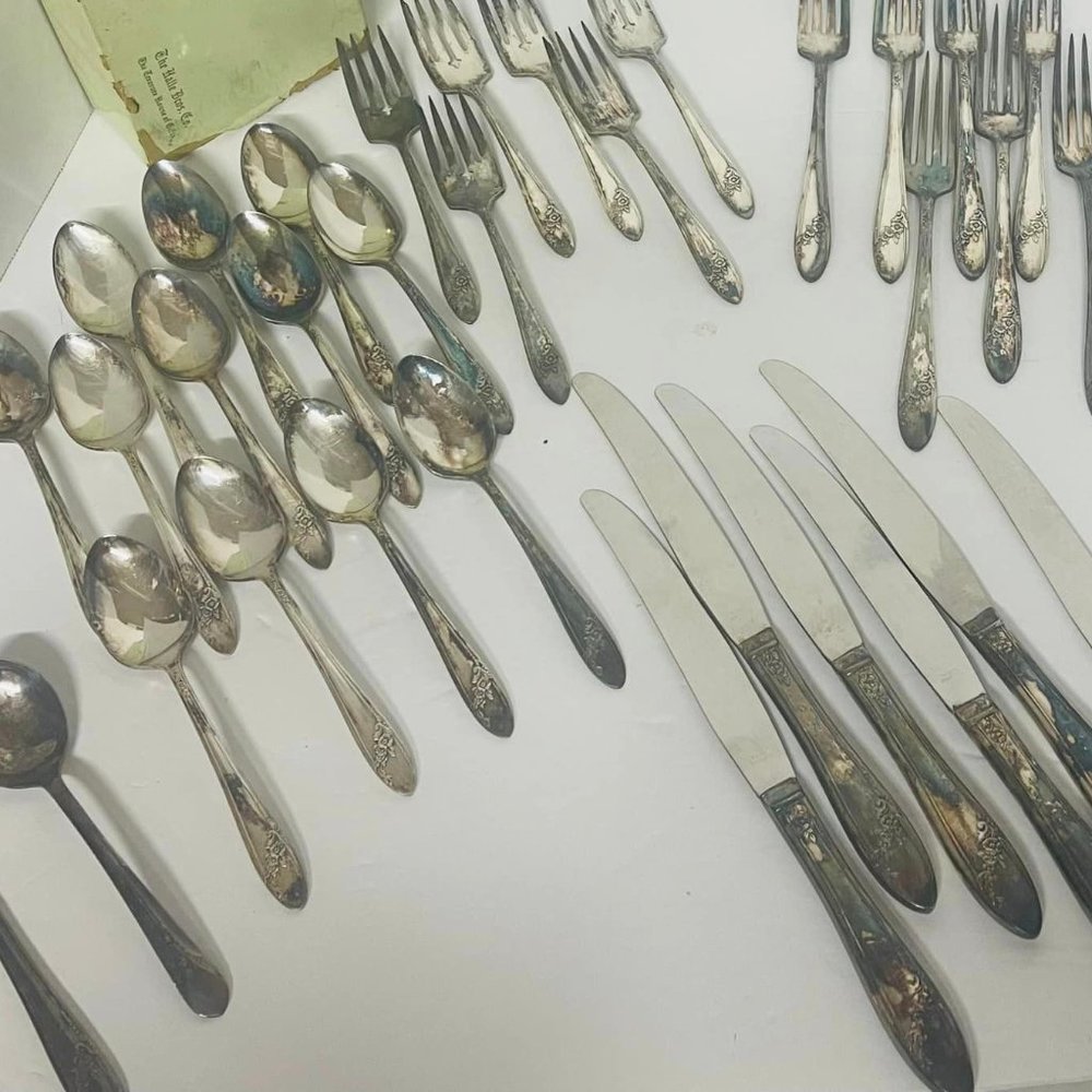 Vintage 41 PCS. QUEEN BESS II Tudors Silver Plated ONEIDA COMMUNITY Flatware